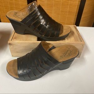 White Mountain Reina sandal size 8